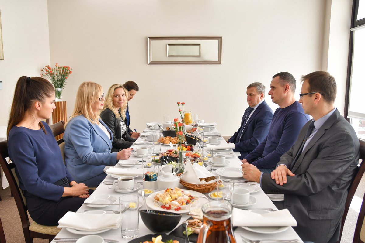 Gościem Wicemarszałek #Sejm <a href="/MMGosiewska/">Małgorzata Gosiewska</a> był dziś Ołeh Sencow - ukraiński 🇺🇦 reżyser i więzień polityczny, uczestnik wydarzeń na Majdanie i organizator protestów przeciwko aneksji Krymu przez Rosję, za co trafił do obozów na Syberii. Uwolniony 7.09. br. podczas wymiany więźniów.