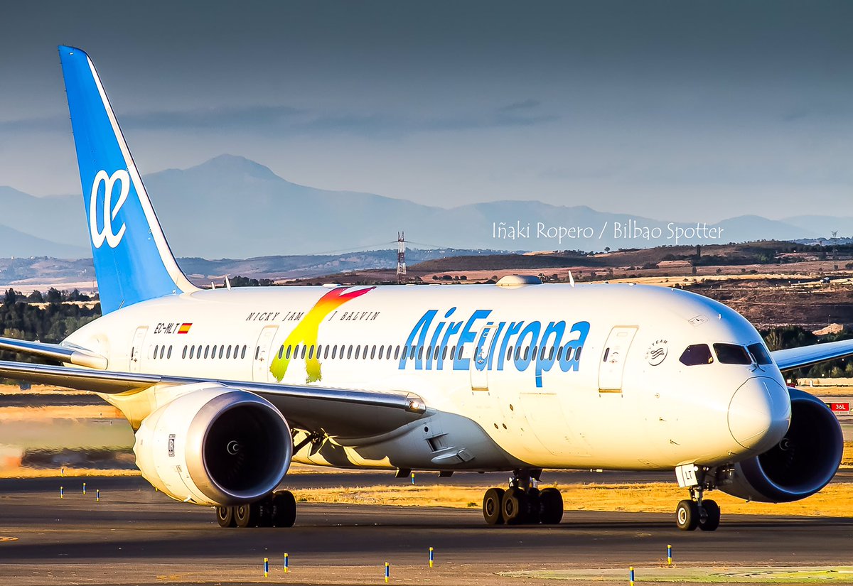 BilbaoSpotters's tweet photo. #BuenosDias #FelizMartes 😊🌤
Rodando tras aterrizar al atardecer procedente de #TelAviv el @Boeing 787-8 EC-MLT de @AirEuropa con la preciosa librea @NickyJamPR X @JBALVIN, la cual se encarga de llevar en su fuselaje por todo el mundo 🌎 junto a su #EfectoDreamliner✨💙✈ https://t.co/NR7sVcf5cq