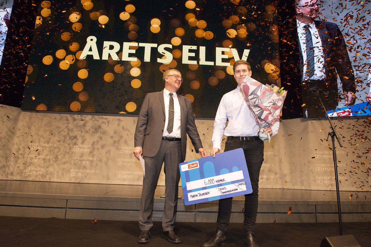Man skal hylde det ekstraordinære! I disse dage er vi samlet til årets svinekongres, hvor vi har kåret årets elev 2019. Martin Villadsen fra Gammelbygård udmærker sig ved at være nysgerrig og stædig. En dedikeret ung landmand der er en del af noget af bedste i verden 💪 #dkgris
