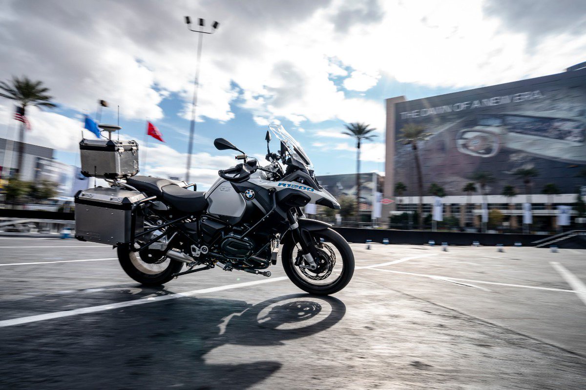 🤖 Con la BMW R 1200 GS llega la conducción autónoma a Motorrad. Nos permite acelerar, maniobrar, frenar y detenerse...¡sola! #motorrad #tech #bmw