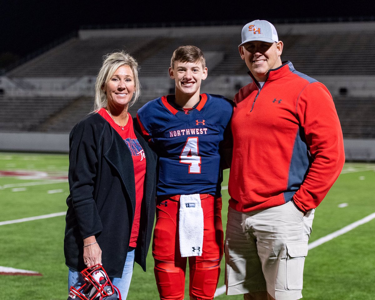 JStrongQB4's tweet photo. Without family you don’t have much. Very blessed to have my families continued support in chasing my goals and dreams. Thanks to my beautiful sister @hannahhstrong for the escort Friday night!! Shout out to @matts_photos_ for the great photos. #StayReady19 #TexanPride #HOCO2k19 https://t.co/S1EZBitmMe