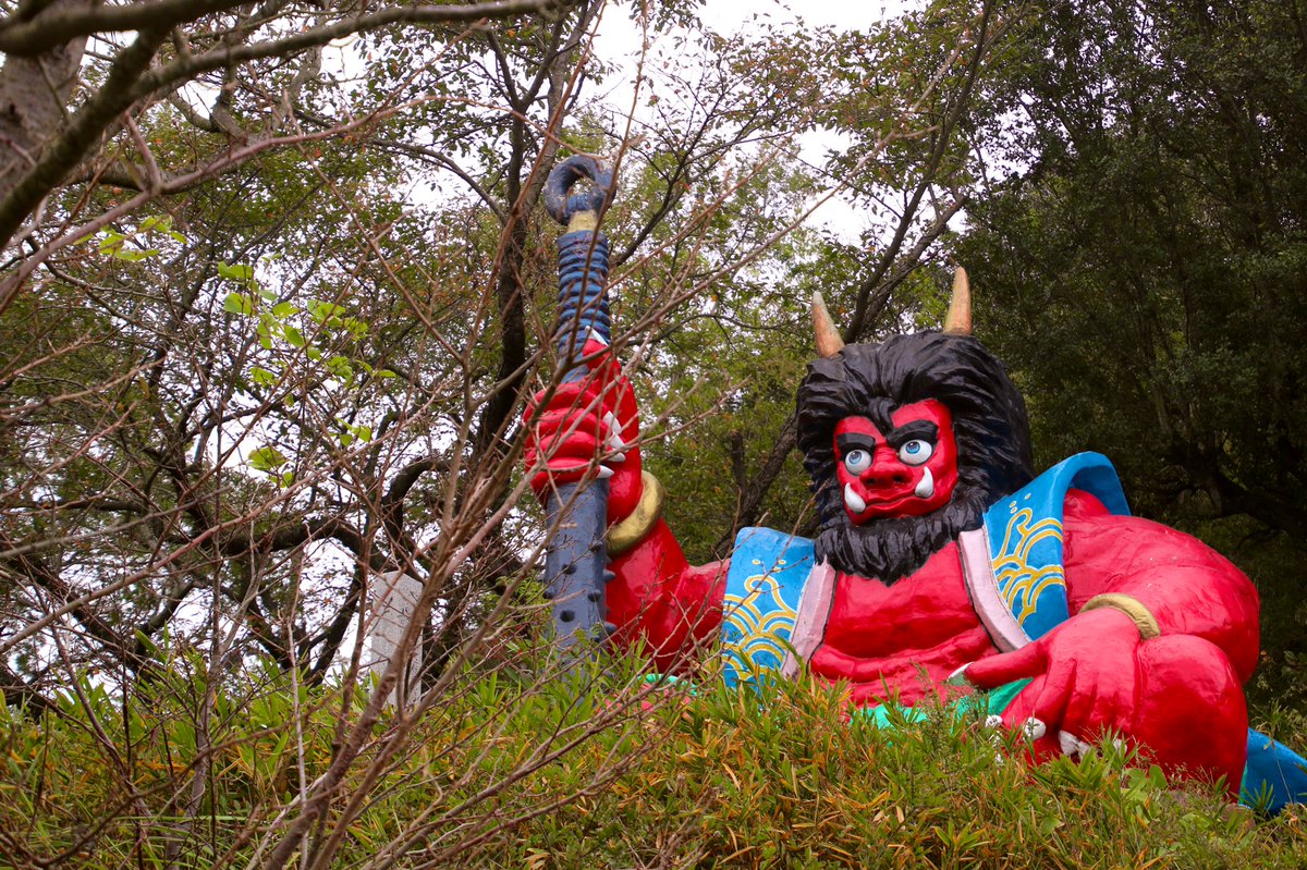 エサ 鬼ヶ島大洞窟 香川県 桃太郎伝説の鬼ヶ島は香川県にあった 高松港からフェリーで分ほどで辿り着ける女木島には 鬼ヶ島のモデルとなった 洞窟が存在する 昭和6年より公開されているその洞窟には 鬼のジオラマがたくさん 冒険してる