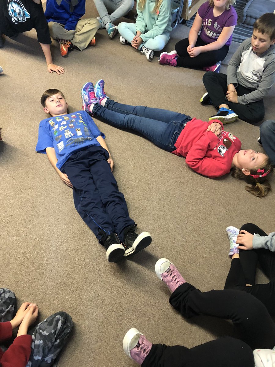 MissTJermey's tweet image. We have been learning about angles in grade 2/3! Our minds on activity last week was looking at right, acute and obtuse angles. Students enjoyed finding these angles using our bodies. #wolvesmath #tldsblearns @WoodvilleES @WESPrimaryPack