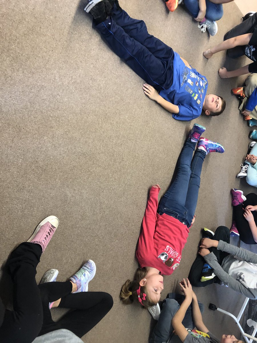 MissTJermey's tweet image. We have been learning about angles in grade 2/3! Our minds on activity last week was looking at right, acute and obtuse angles. Students enjoyed finding these angles using our bodies. #wolvesmath #tldsblearns @WoodvilleES @WESPrimaryPack