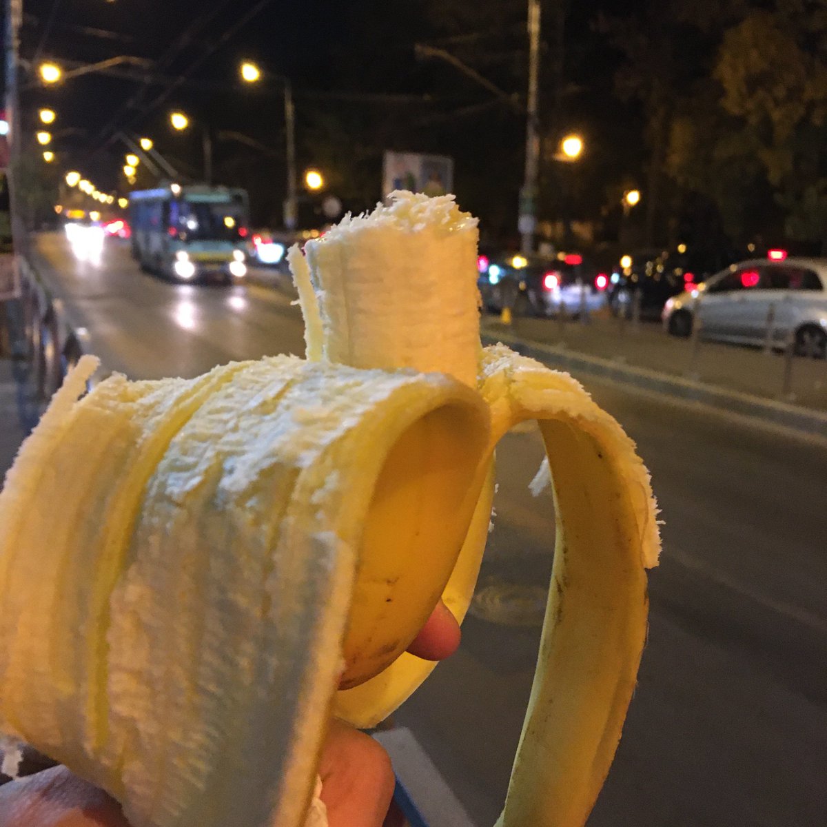 Aseară. Ies de la sală și desfac o banană. Realizez imediat că e cam necivilizat că mănânc pe drum. Trec pe lângă unul care fumează fără stres. Brusc realizez că, de fapt, e invers. Nu sunt eu ăla necivilizat. Ce lume: mânânci pe stradă, ești țăran; dar dacă fumezi, ești cool.