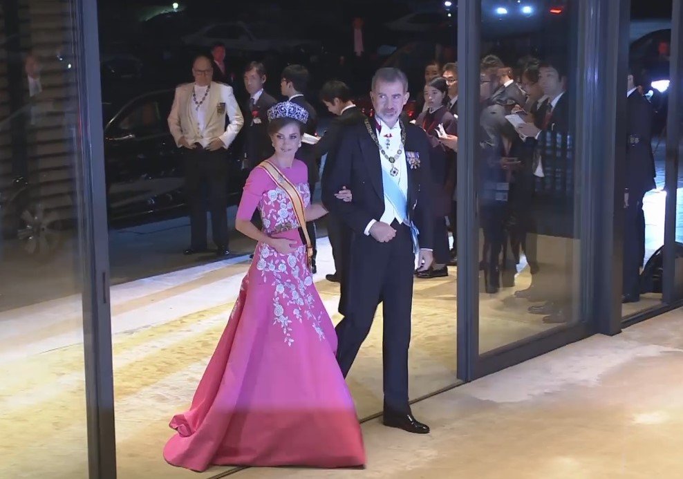 LSzkopinski's tweet photo. #Emperor #Naruhito's enthronement: the banquet. Arrival of some of the royal guests: 2) the King and Queen of #Spain and the King and Queen of #Bhutan. https://t.co/tu2qFwM1sl