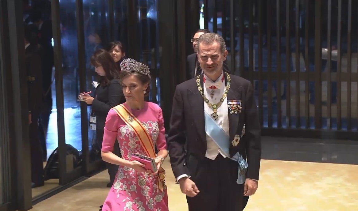 LSzkopinski's tweet photo. #Emperor #Naruhito's enthronement: the banquet. Arrival of some of the royal guests: 2) the King and Queen of #Spain and the King and Queen of #Bhutan. https://t.co/tu2qFwM1sl