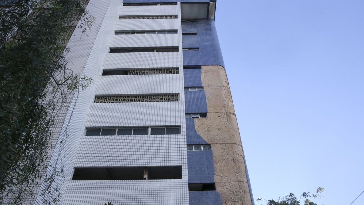 bombeirosce's tweet photo. Denúncias à Defesa Civil após queda do Edifício Andrea aumentam 86% em apenas quatro dias https://t.co/0qxOsthQKr https://t.co/DlCz8dnY1D