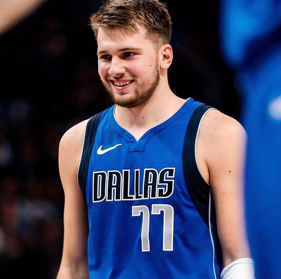 猫野置物 Twitterren Luka Doncic 背番号 77 ポジション Pg Sg Sf 前期の新人王でもあるマブス2枚看板の一人 身体能力は並だがステップバックスリー フローター ノールックパスなど相手の裏をかくプレーが得意 最大の魅力は誰よりも バスケを楽しんでいるところ