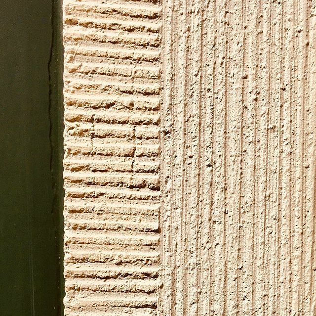 Sibilcita's tweet image. Gerakelt II.
Scraped vertically &amp;amp; horizontally.
•
•
•
•
•
#hamburggrossflottbek #surfacetexture #scrapedsurface #surfacepatterns #patternator #zementrakel #all_wallshots #jj_wallshots #a_2nd_look #urban_explorer #ifitaintgrittyitaintpretty #minim… ift.tt/33T2tlk