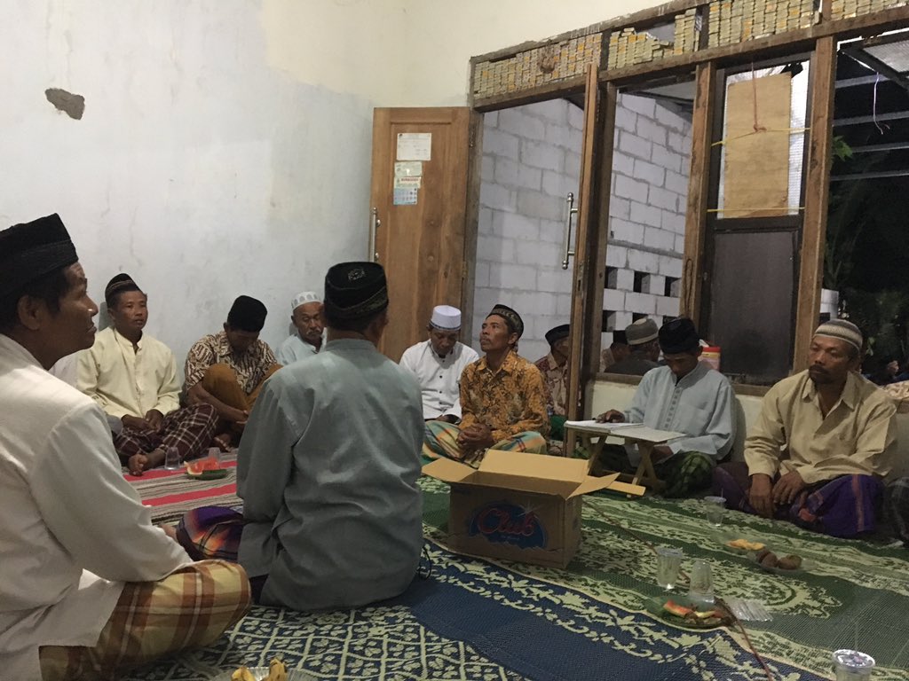 Rutinan arisan Bapak Bapak Jamaah Tahlil Malam rebo dateng ndalem e mas pri..