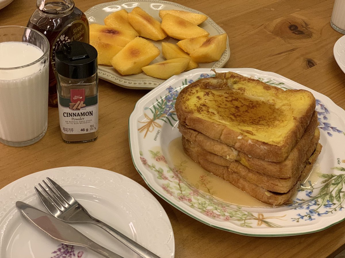 kkotco's tweet photo. 요즘 뭘 잘 해먹는다 토요일엔 토마토홍합가리비찜을 먹었다 리스본의 문어밥 같았다 그런 김에 일요일엔 아침부터 전복죽을 끓였다 다음날 일찍 치앙마이로 떠나는 게스트와 셋이서 나눠먹었다 어쩐지 월드밥상 https://t.co/aFCMoKlmiz