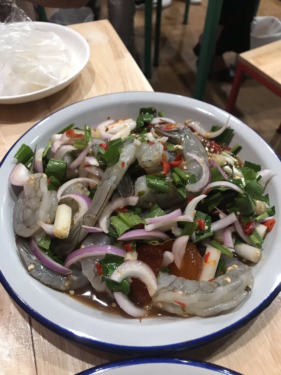 babybluexyy's tweet photo. รีวิววแซ่บพ่นไฟจ้า อร่อยสมคำรํ่าลือมากค้าบ ราคาถือว่าโอเคอยู่นะ ส่วนยำกุ้งสดนี่คือกุ้งเยอะมากกจริง! ที่สำคัญคือคอหมูทอดอร่อยมาก จิ้มนํ้าจิ้มกินกับข้าวเหนียวคือที่สุด แต่แอบรอคิวนานไปนิดด เดี๋ยวมาแปะราคาให้นะค้าบ #อร่อยบอกต่อ #อร่อยไปแดก #อร่อย https://t.co/HBOBAxqpwR