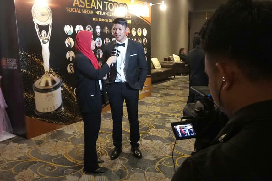 a_syafiq_ahmad's tweet photo. minggu lepas syafiq terima anugerah untuk Asean Outstanding Business Award. Syafiq rasa lebih bersemangat untuk terus berkarya #teamBuatHal πͺ https://t.co/HD0dk8UtWB https://t.co/NRh26xbnEE