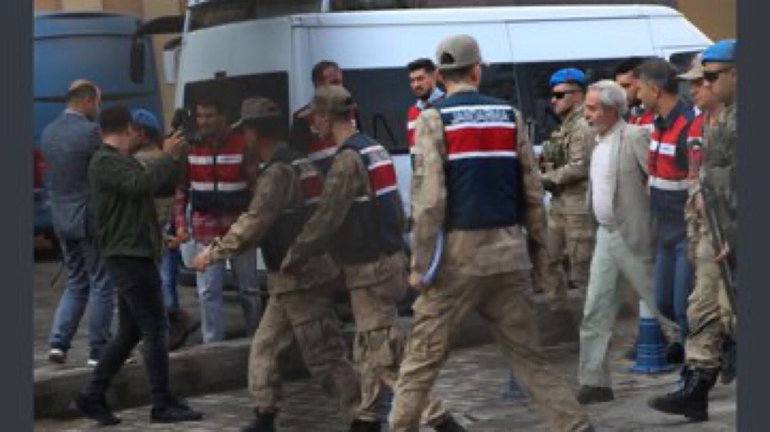 Bu fotoğraf, zorbalığınızın bir eseri! Dr.Selçuk Mızraklı bu muameleyi asla haketmez. Bu tablo, hukuki ve vicdani her türlü dayanaktan yoksundur. Halkın seçtiğini terörist ilan edip yargılamaya çalışmak, acizliktir, korkaklıktır. Güçlü olabilirsiniz ama asla haklı değilsiniz!