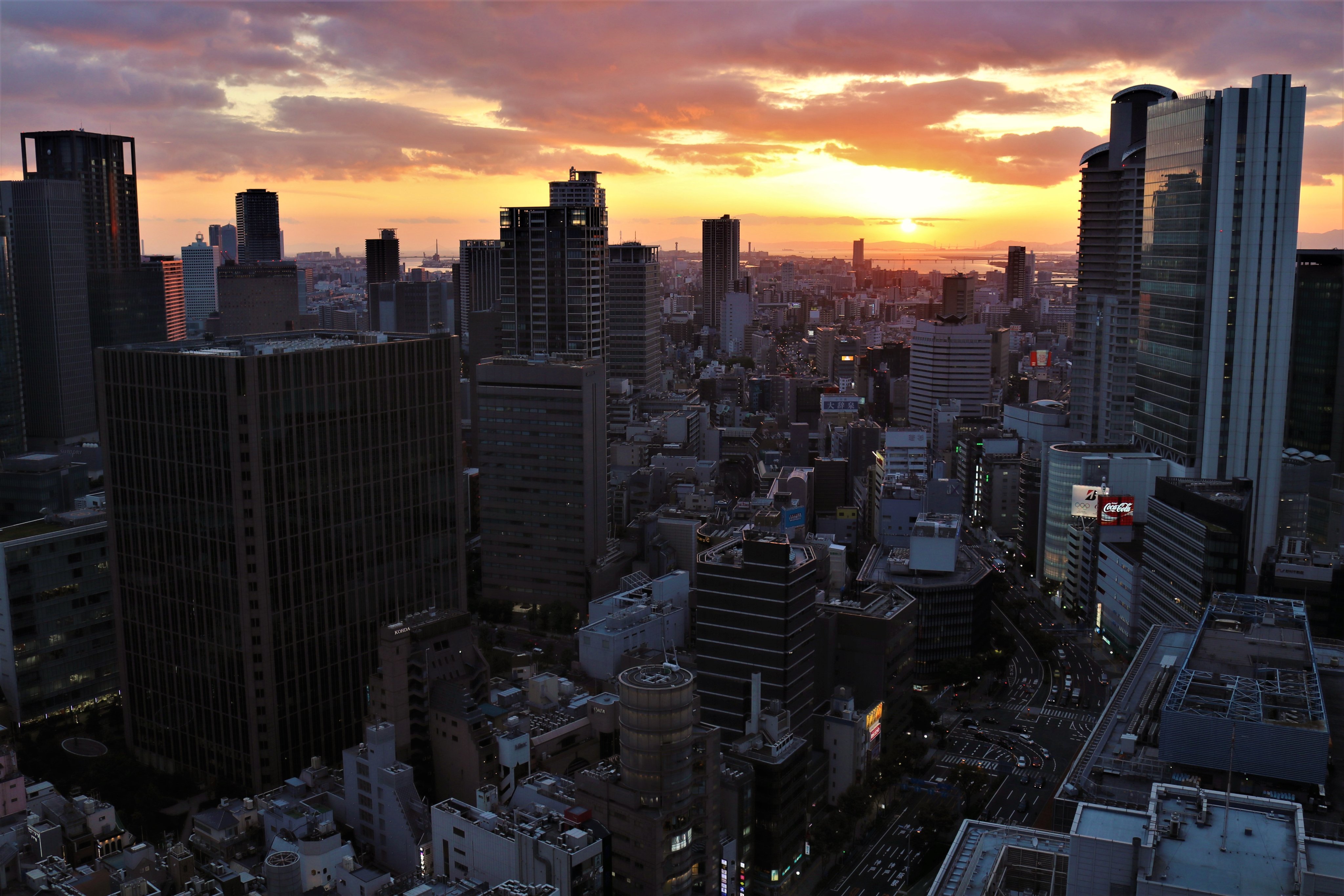 びるまち Twitter पर 大阪駅前第三ビルから見た夕日 大阪湾に沈む夕日は何度も見てますが今日の夕日はいつも以上に神秘的に感じました W T Co Sb6ztejqn0 Twitter
