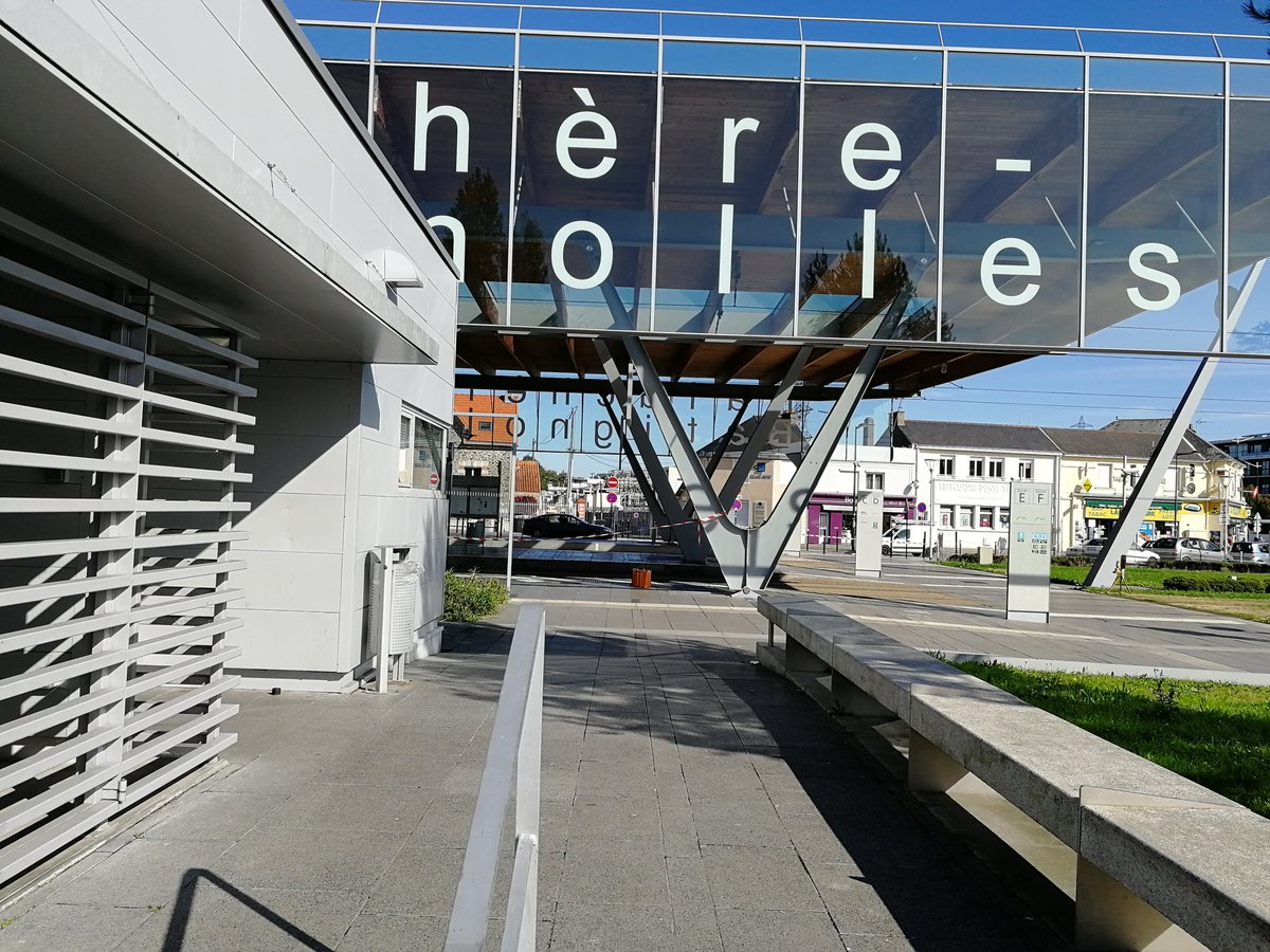 Muvunyi_1's tweet photo. Colis suspect à la gare de Haluchère Batignolles à #Nantes  #haluchere #semitan #sncf https://t.co/23wy4Qa6jI