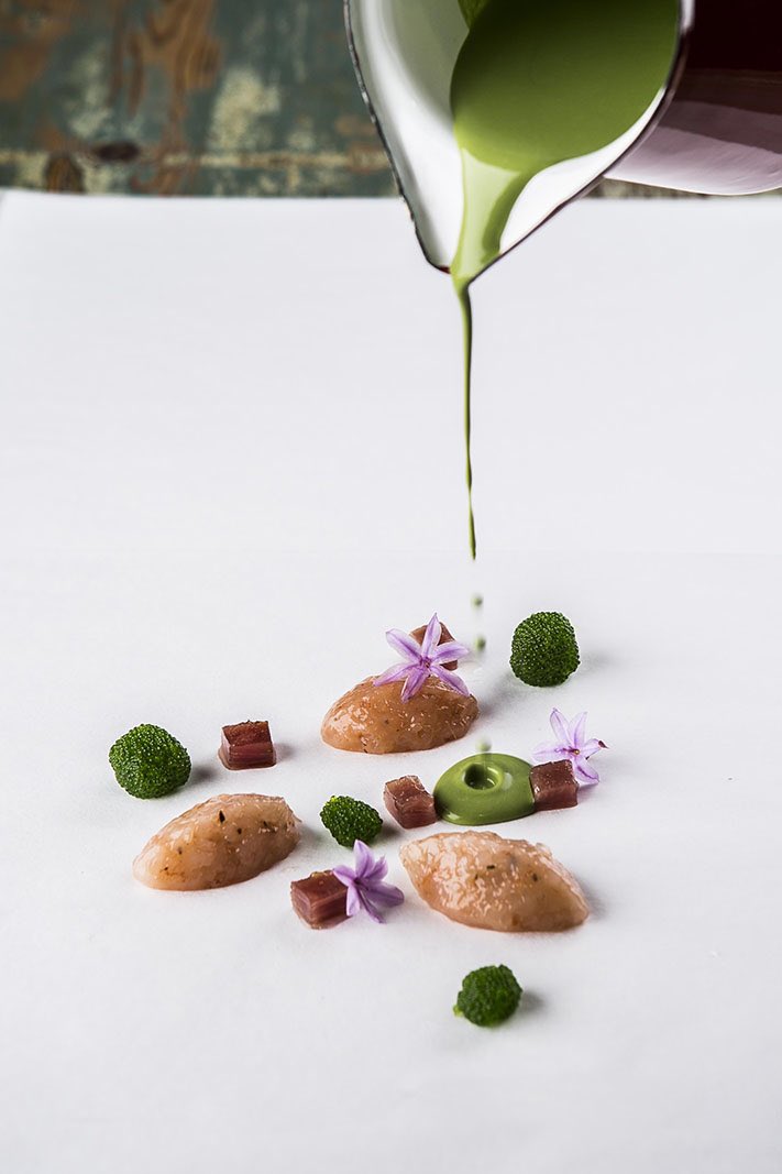 Ajo verde de plancton con huevas de tobiko y tartar de gambas!! 💚
.
.
.
Plankton garlic cold soup with tobiko roe and shrimp tartare!!💚