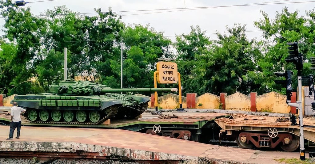HiWarangal's tweet photo. Definitely a War-angal(e) ⛩️📸
#Warframe #WarTanks #Prerana
#WarangalRailwaystation
#indianrailways #instajibinar #traveller #travelphotography #tuesdayvibes https://t.co/YSUZsFDR4l