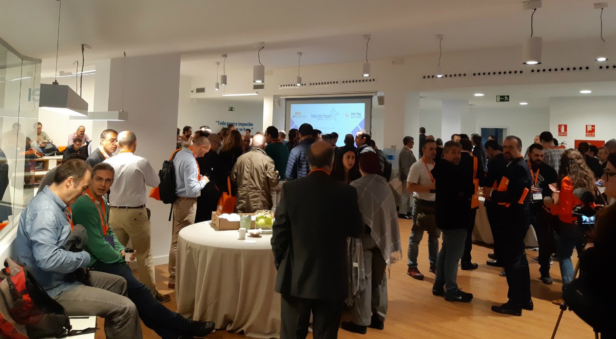 SpainBlockchain's tweet photo. Momento para tomar un tentempié y reponer fuerzas. ¡Volvemos en una hora! #BlockchainSpain nos está descubriendo el universo de tecnologías de la cadena de bloques y muchas de sus aplicaciones. #BlockchainSpain #Tecnologías https://t.co/oEESsAAQRg