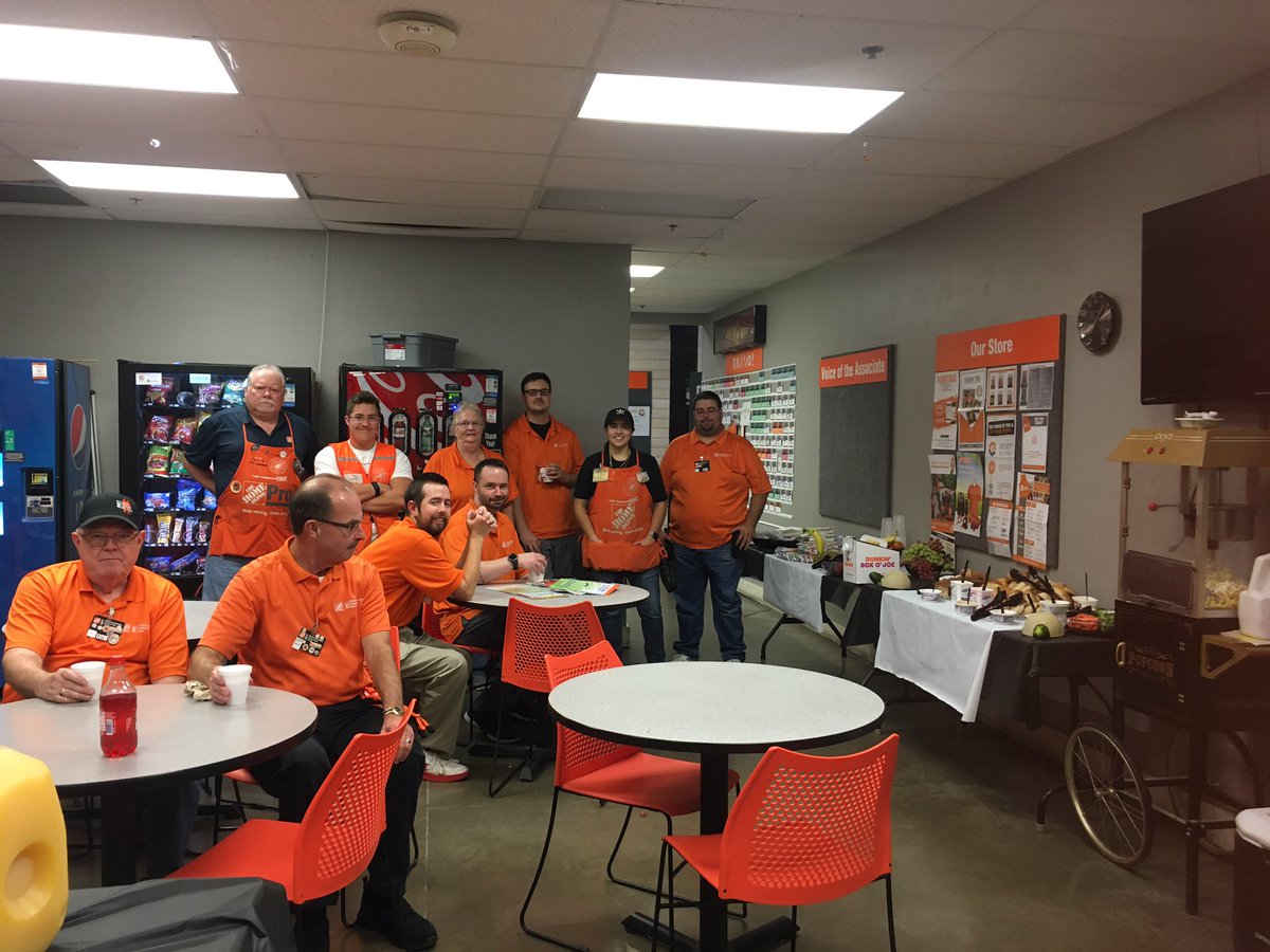 MET2014EC's tweet photo. Sharing a meal with our store partners #oneteam @1jsearcy @RoWilliams1 @BPlantenberg @joshlibby1 @Met_2012SP https://t.co/iUq56BJuJq