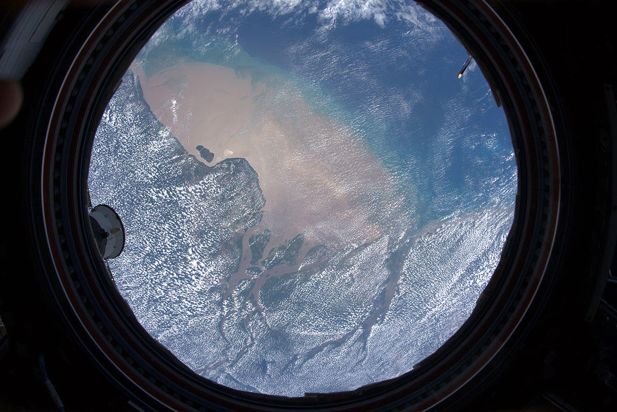 astro_luca's tweet photo. Dove il Rio delle Amazzoni incontra l’Atlantico.
 
Where the Amazon River meets the Atlantic Ocean.  #MissionBeyond https://t.co/QG1EWR9pUE