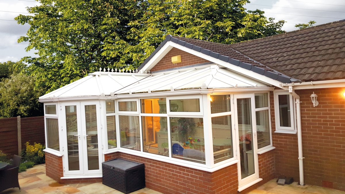 SupaLiteRoofs's tweet photo. Stunning tiled roof transformation using #ExtraLite tiles in the shade Charcoal 🏠

See more about this style of tiled roof 👇https://t.co/3XrSENBqQZ 

#SupaLite #Conservatory #Roofing #Transformation #HomeImprovements https://t.co/4dq50gZr7q