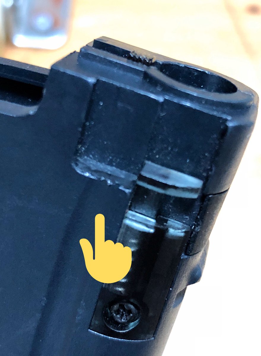 SS3DP_Sales's tweet photo. 【ご参考】VFC電動MP7で、残弾あるのにボルトストップがかかってしまう現象でお困りの方へ、写真のようにマガジンに1mm厚のゴムシートを5mm x 1.4mm貼ると、マガジンのロックも改善します。ただし、マガジン挿すときは、セレクターをセーフティに必ずしてください。(続
#VFCMP7 #ボルトストップ不良 https://t.co/9fW1Wxb2rR