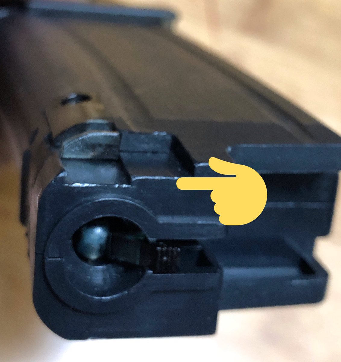 SS3DP_Sales's tweet photo. 【ご参考】VFC電動MP7で、残弾あるのにボルトストップがかかってしまう現象でお困りの方へ、写真のようにマガジンに1mm厚のゴムシートを5mm x 1.4mm貼ると、マガジンのロックも改善します。ただし、マガジン挿すときは、セレクターをセーフティに必ずしてください。(続
#VFCMP7 #ボルトストップ不良 https://t.co/9fW1Wxb2rR