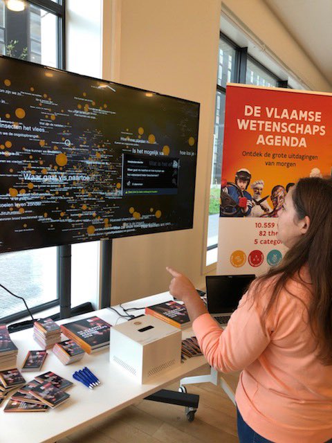 Samenwerking tussen mens-robot @FlandersMake <a href="/Departement_EWI/">Departement EWI</a> door Rik Torfs, daar ging het vandaag over op w[eet]enschap. Aanwezigen konden een kijkje nemen in de Vlaamse Wetenschapsagenda. Want ja hoor, heel wat burgers hadden vragen over de impact van robotisering op werk