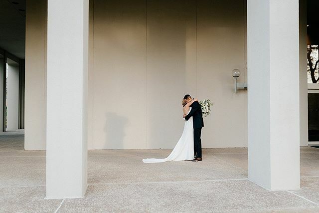 📷: @vivalovephoto // planning &amp; design: <a href="/heartanddash/">Heart & Dash</a> // beauty: @onlo_beauty // florals: <a href="/devonandpinkett/">Devon & Pinkett</a> // venue: <a href="/theoldebarphl/">The Olde Bar</a> // dress: @lelarosebridal // band: @eastcoastentertainment // hotel: Hotel Palomar @kimptoninphl // catering: <a href="/garcese/">Ed Garces</a>… ift.tt/33U75rf