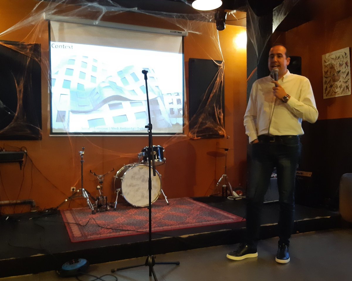 Pilar__Campos's tweet photo. Ja al #DrinksData amb @iopendatabcn! Ja tenim la cervesa i la reivindicació de la necessitat de dades contextualitzades ✊ https://t.co/UzHQP0lvjO