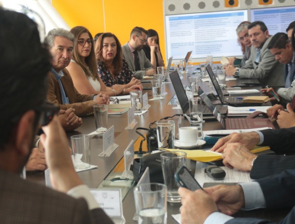 El Ministerio de <a href="/Produccion_Ecu/">Ministerio de Producción</a> es la casa de los sectores productivos. Hoy recibimos a representantes de @CAPEIPI_, para seguir avanzando con los #DiálogosProductivosEc y en la hoja de ruta que permitirá fortalecer la competitividad de las mipymes.