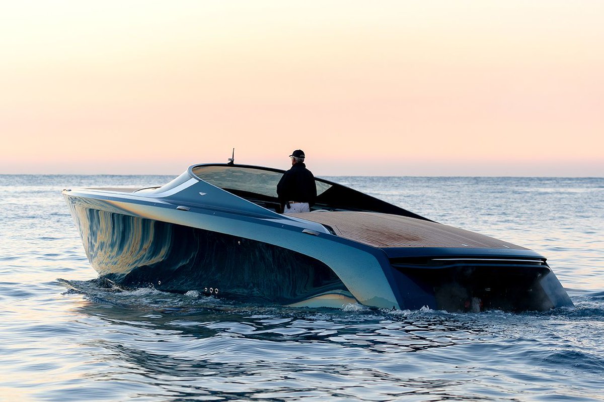 The #AM37 translates the best traditions of the automotive experience into an unprecedented water-racing-quality of style and performance.
#AstonMartin #Powerboat #DriveTheWaves