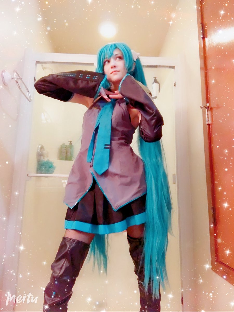 I did some Miku yesterday even tho it was last minute I can't wait to get my head phones for her tho. #hatsunemikucosplay #vocaloidcosplay #cosplayer #cosplay #modeling