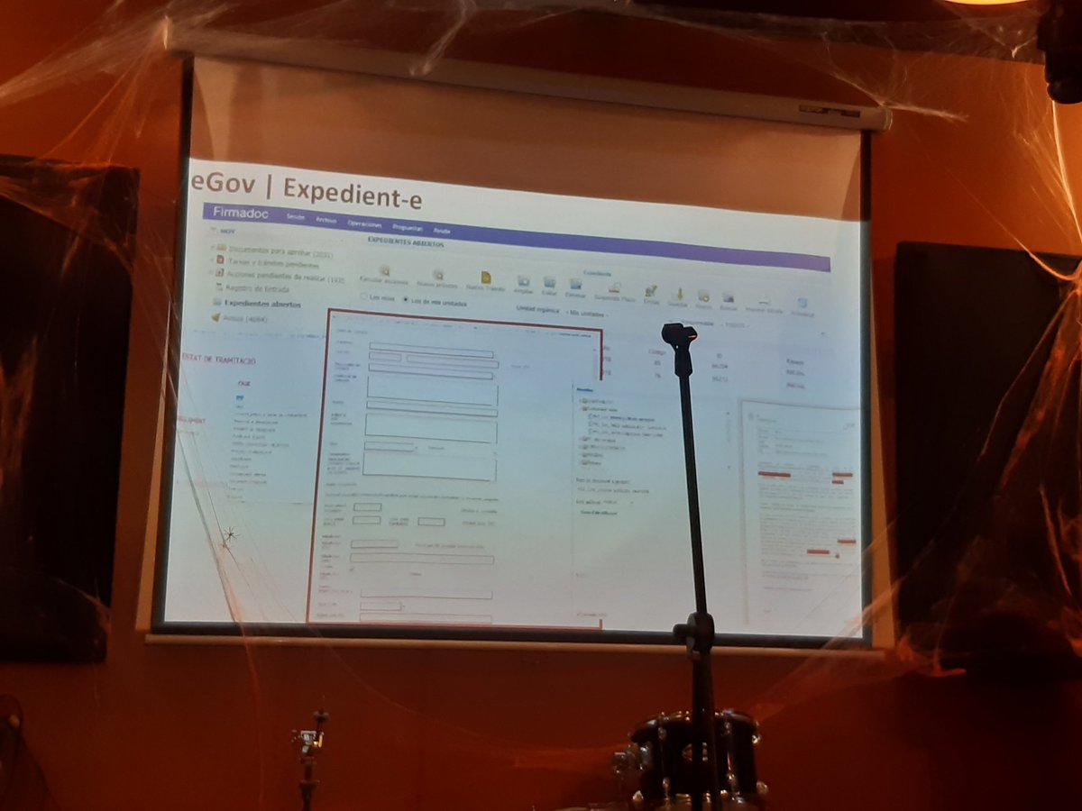 Pilar__Campos's tweet photo. #DrinksData a la presentació de @pepbudi les funcions de l'arxiu clarament representades 👏. Sense arxius, no hi ha transparència, #OpenData ni #TransformacióDigital https://t.co/xAObe56kgF
