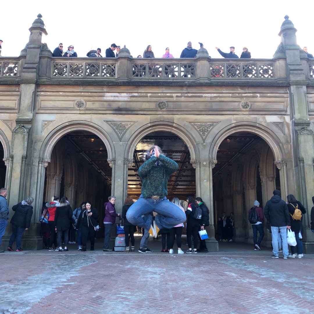 ExpTrips's tweet photo. Impressive form, friend. NYC Top Jump-Pic Locations:

1.) Statue of Liberty 🗽

2.) Bethesda fountain ⛲

3.) Any subway platform after students have their first rat encounter 🐀We say stay behind the yellow line for a reason 🤷‍♂️😂 https://t.co/h0FytSbEAo