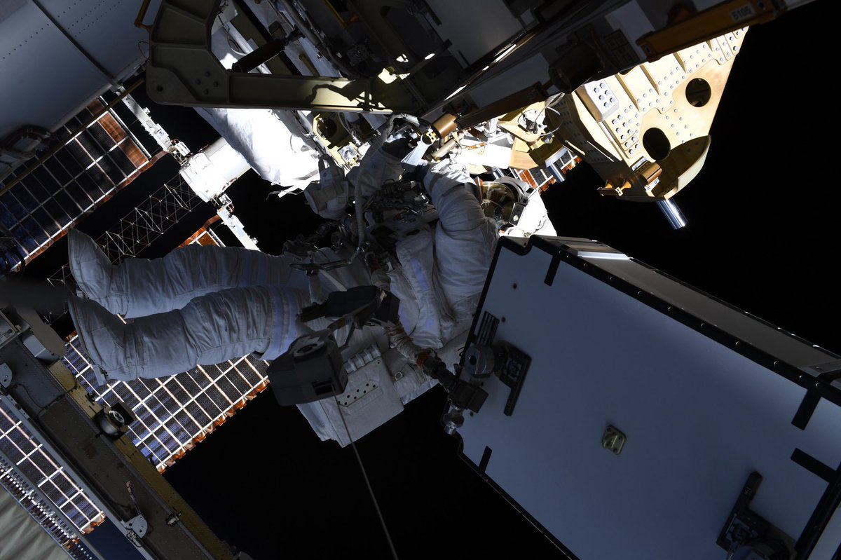 Bottlaeric's tweet photo. [Blog] Mi-article, mi-tribune, voici un article sur la sortie spatiale de vendredi dernier. Car vous le savez sans doute, cette sortie était la première avec deux femmes.
Mais si ça ne tenait qu'à cela... #ISS 
https://t.co/9C6EpQ2DBi https://t.co/KQANzfbtlf