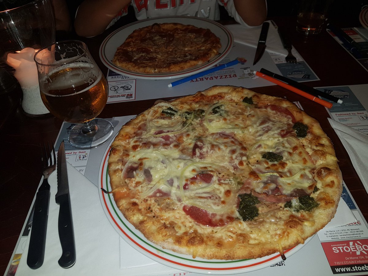 gekkegekkiejjj's tweet photo. Vanavond gezellig zelf pizza gemaakt in de pizzeria. Lekker biertje van de lokale brouwerij er bij. Genot! #altijdfeest #lekkereten https://t.co/R1FqymopxU