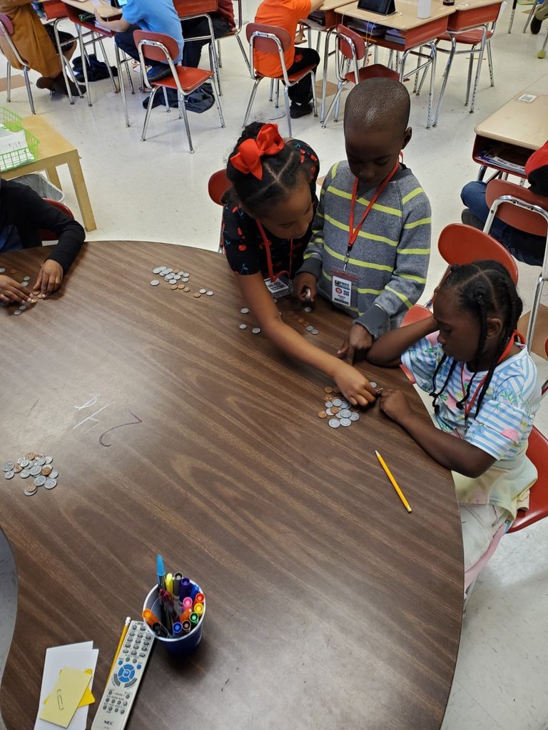 2ndHte's tweet photo. Ms. Brown's 2nd grade class is busy counting collections of coins. @ByrdTeaching @HTEschool #manipulatives #Octobermathchallenge @ https://t.co/nT8NfFOyi9