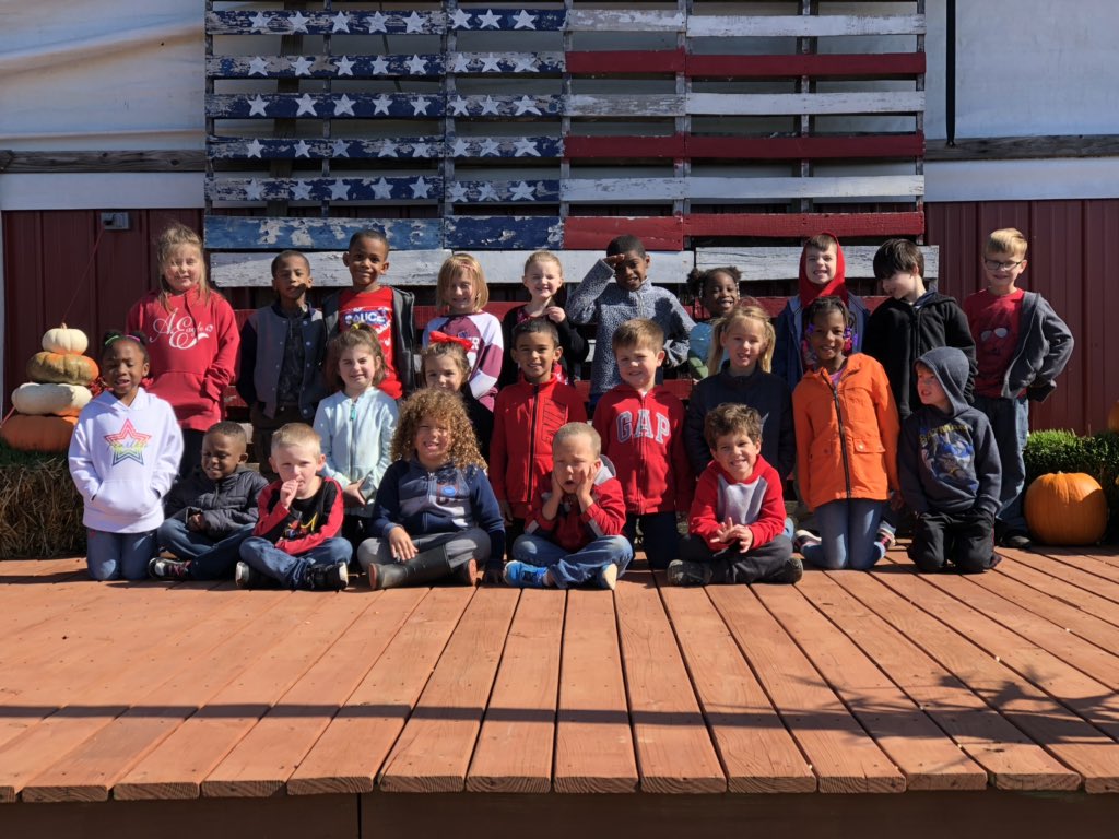 msleiser_k's tweet photo. Perfect day for a pumpkin patch field trip! Thank you @thomasdairy for a wonderful day! @NorthParkKids #iteachk #pumpkinpatch https://t.co/rlbM5Pb4ZU