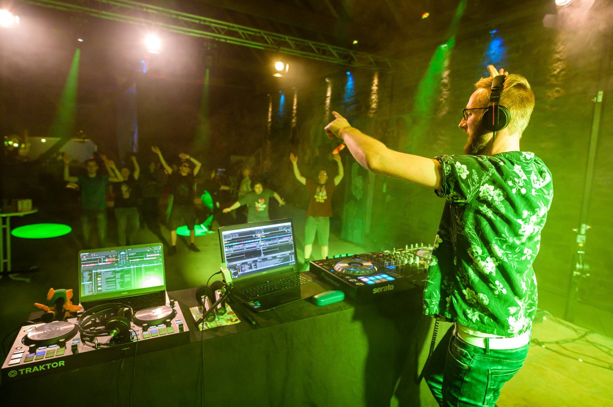 Everfree_Encore's tweet photo. Let's lift up our mood in this sad post-apocalyptic era with pictures from all the amazing musicians at Everfree Encore 2019 ;)
The first four pictures are dedicated to @DJJavierGermany who started this wonderful event with his DJ set! https://t.co/siHPQPw61x