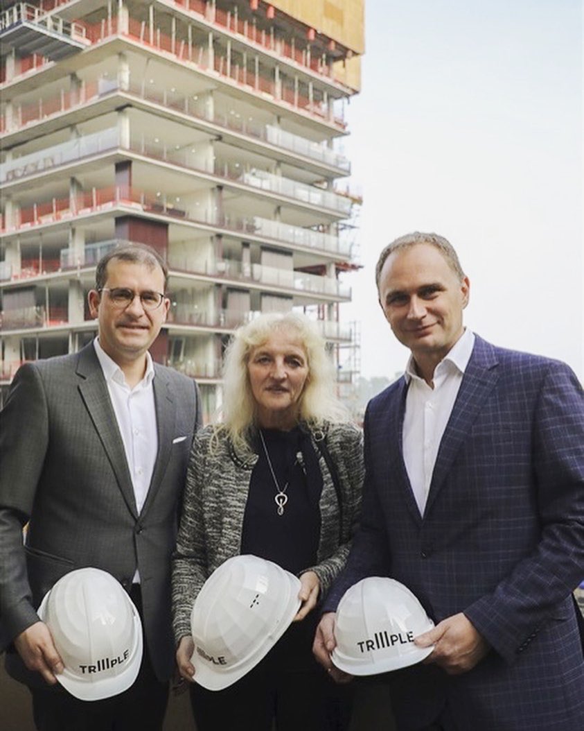 alphaz_stories's tweet photo. Peter Weiss, GF ARE DEVELOPMENT, Susanne Wessely, Bezirksvorsteher-SV, und Bernhard Ebner, Projektleiter und GF TrIIIple, bei der heutigen Baustellenbegehung des Waterfront-Projekts TrIIIple unseres Kunden Soravia &amp; Projektpartner ARE DEVELOPMENT in Wien 3.

#letswriteanewstory https://t.co/QMpk8nCpfp
