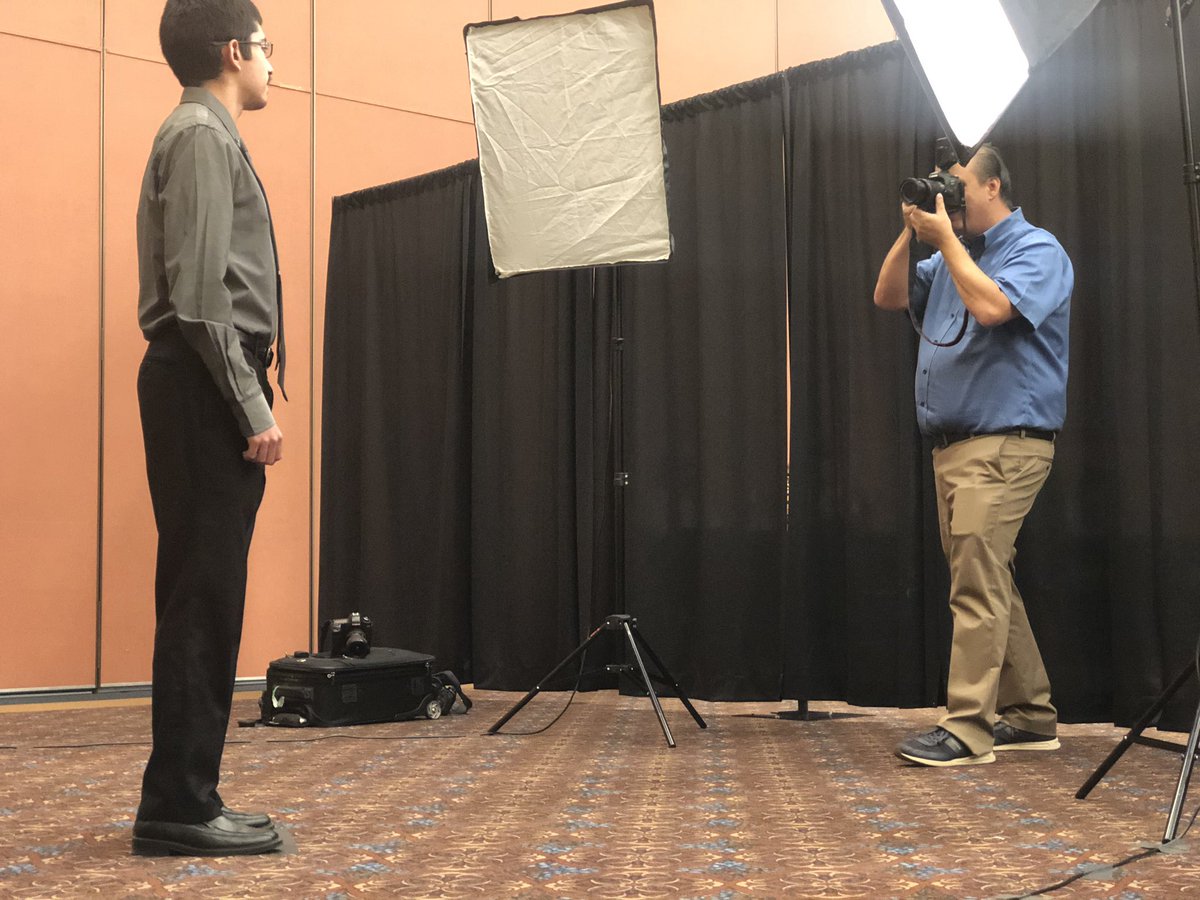 photobylorena's tweet photo. Brad Loper, Pulitzer-prize winning photographer and photojournalism professor, takes students headshots. #CommDay19 https://t.co/3ynkKsH1u1