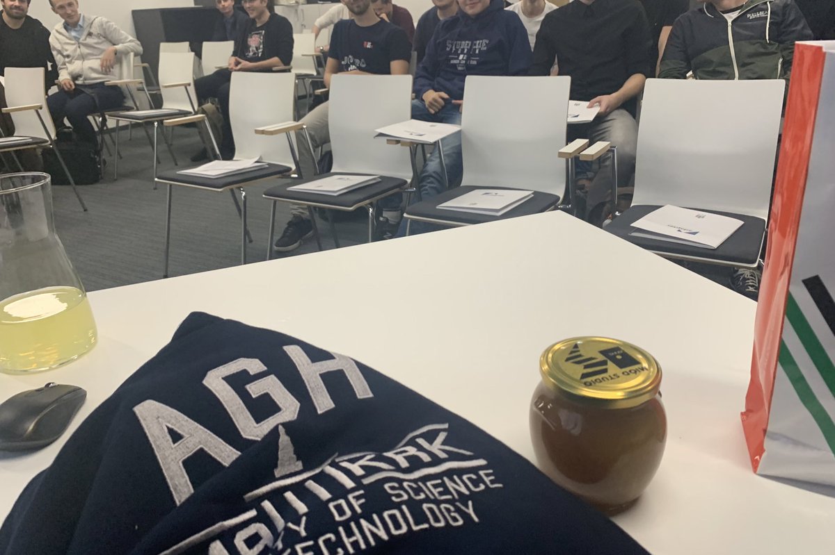 Ah te dowcipnisie z <a href="/AGH_Krakow/">AGH Kraków</a>. 80% sali za <a href="/WislaKrakowSA/">Wisła Kraków</a>. 20% nie interesuje się piłką nożną