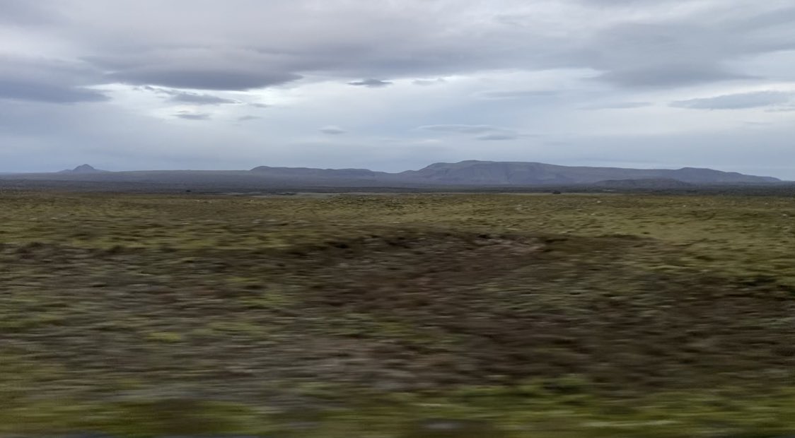 帰ってから少し経ちましたが、数日ほどアイスランドに旅立っておりました⋯！初海外初アイスランド⋯！ずっと憧れてた景色や料理を堪能できてめちゃくちゃ楽しかったです⋯白紙の怪物たちに活かしたい⋯（一年続きを描けていない） 
