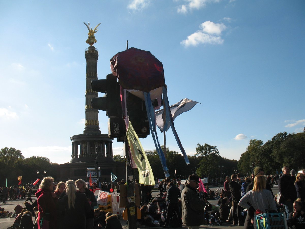 XR_Nuernberg's tweet photo. #AufstandoderAussterben - Warum wir jetzt rebellieren müssen.
XR-Talk am 24.10., 19:00 Uhr in der Desi, Stadtteilzentrum St. Johannis, Brückenstraße 23, #Nürnberg.
Wir stellen #ExtinctionRebellion und uns vor und warum wir Anfang #Oktober #Berlin blockierten. #Actnow https://t.co/hB1s5Se3yu
