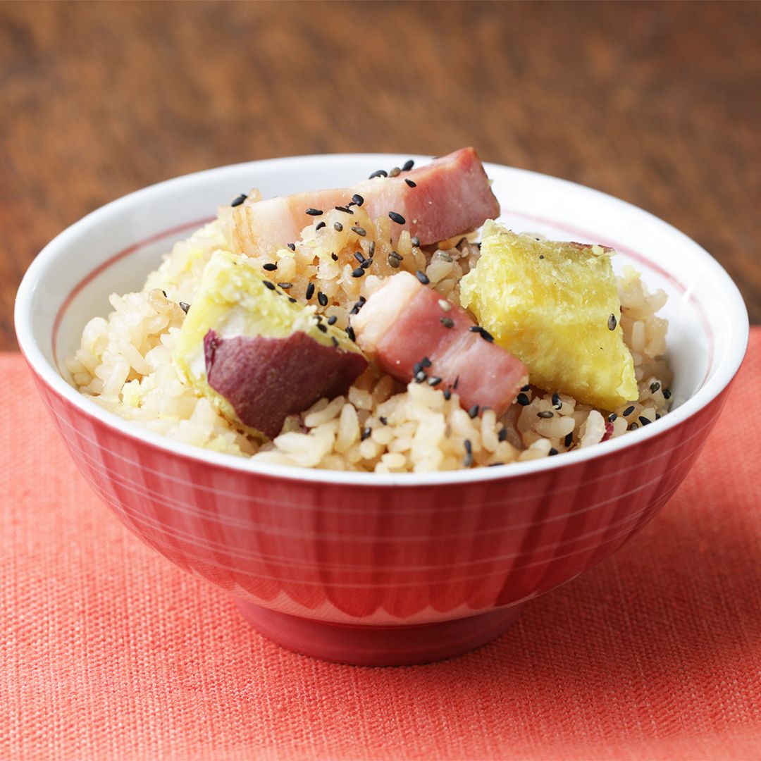 Tasty Japan 丸ごと1本投入 さつまいもの炊き込みご飯 の作り方 炊飯器に米2合 水2合の目盛りまで 酒 みりん しょうゆ各大1を入れ 洗ったさつまいも1本 ブロックベーコンを加えて普通炊きで炊飯する 炊き上がったらお好みでバターを溶かし Tasty Japan 丸ごと1本投入 さつまいもの炊き込みご飯 の作り方 炊飯器に米2合 水2合の目盛りまで 酒 みりん しょうゆ各大1を入れ 洗ったさつまいも1本 ブロックベーコンを加えて普通炊きで炊飯する 炊き上がったらお好みでバターを溶かし