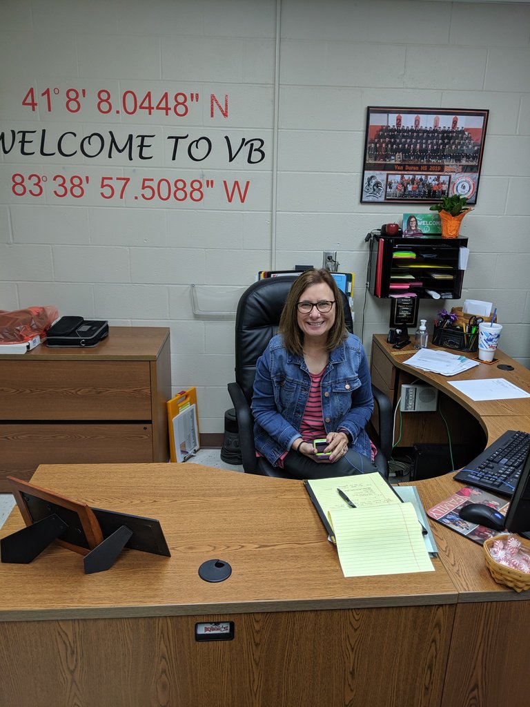 VanBuren_HS's tweet photo. We are proud of our welcoming environment Mrs. Keeran offers as guests enter our building. Additionally, this custom made mug was handcrafted by VB Alum, Jason Wagner who also designed the knight head logo that is used throughout our district. #VBexperience #VBalum https://t.co/sek8oPXfue