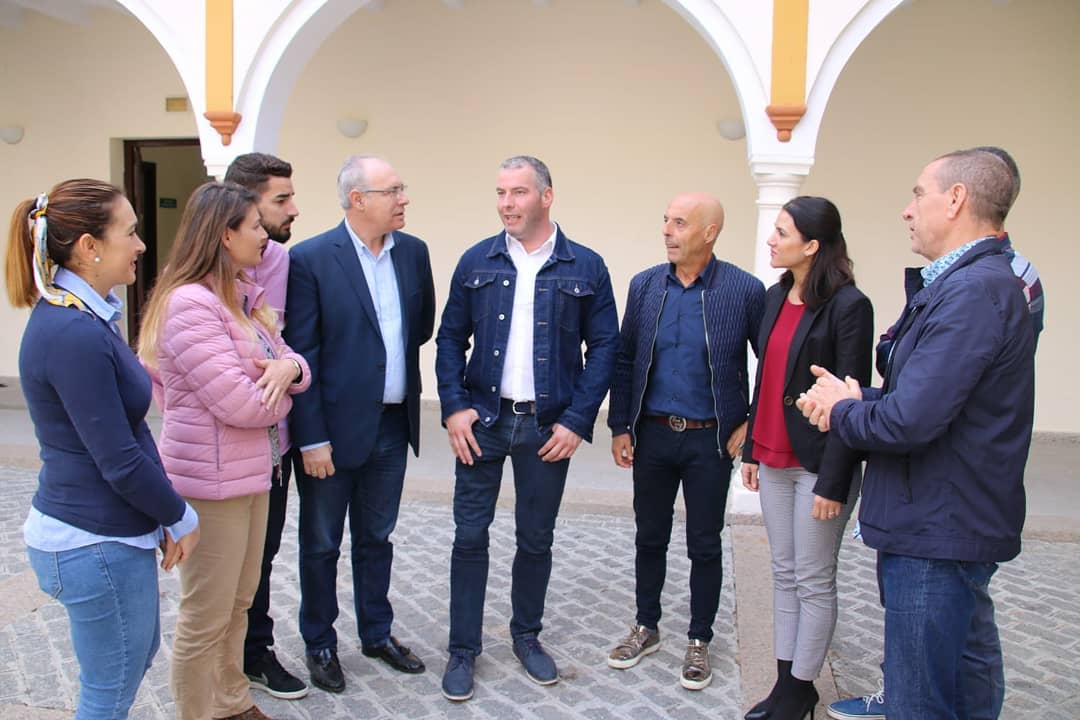 psoecordoba's tweet photo. Hoy estamos en #LaCarlota con nuestro parlamentario @jpduran, nuestro candidato al Congreso @AntonioHurtado y con el secretario general del @psoelacarlota @ant_granados explicando nuestro #ProgramaComúnProgresista📜 a todxs lxs carloteñxs.
✊🌹/♥
#AhoraGobierno
#AhoraEspaña https://t.co/bSgQ5YS6p9